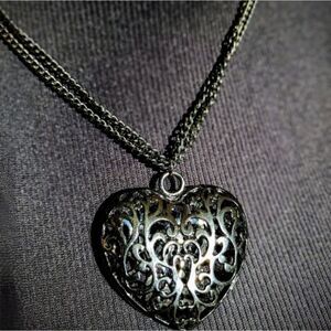 Vintage Big Heart Necklace Filigree Volumized Shining Floral Long Chain